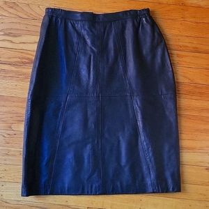 Vintage Black leather pencil skirt. Size Medium.